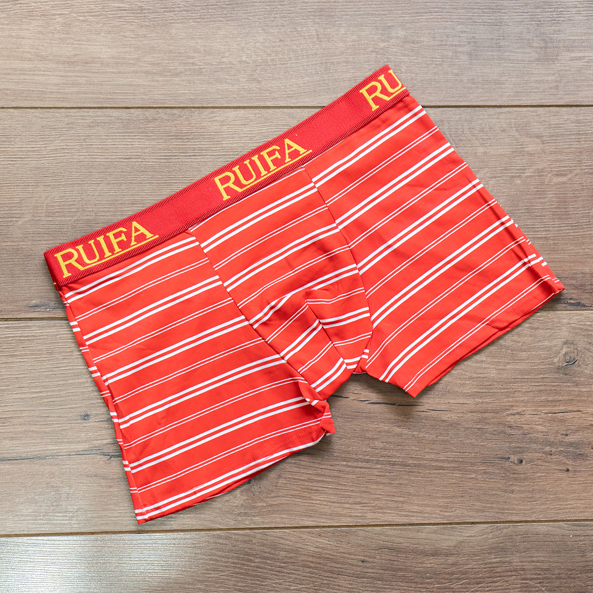 شورت نیم پا قرمز راه راه