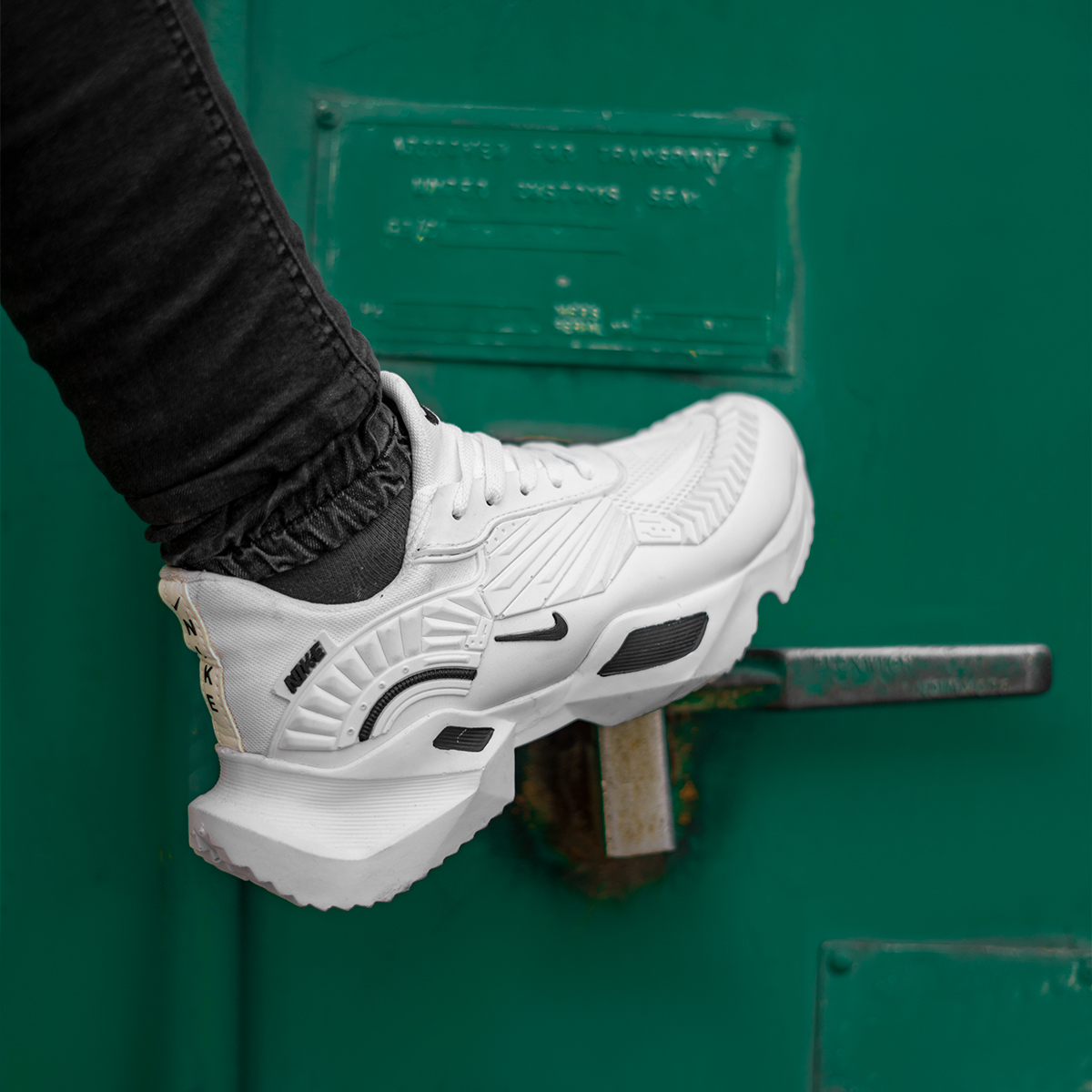 کفش مردانه نایک سفید مشکی مدل FANTON