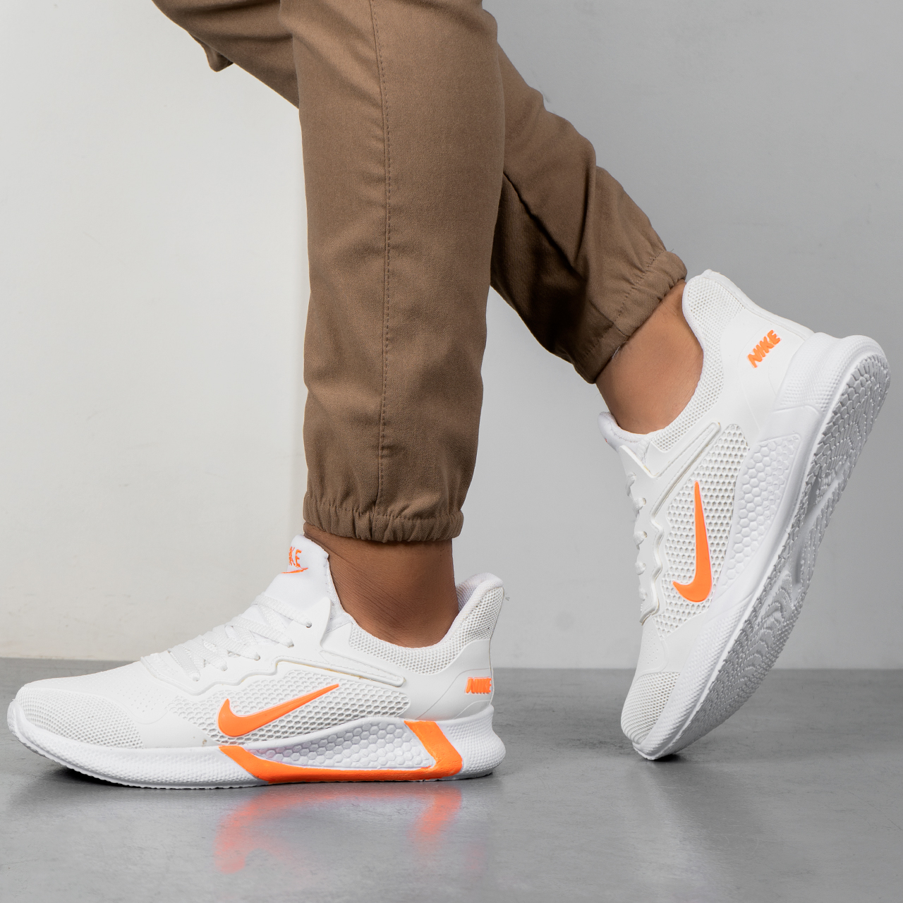 کفش ورزشی نایک مردانه سفید نارنجی مدل Alpha
