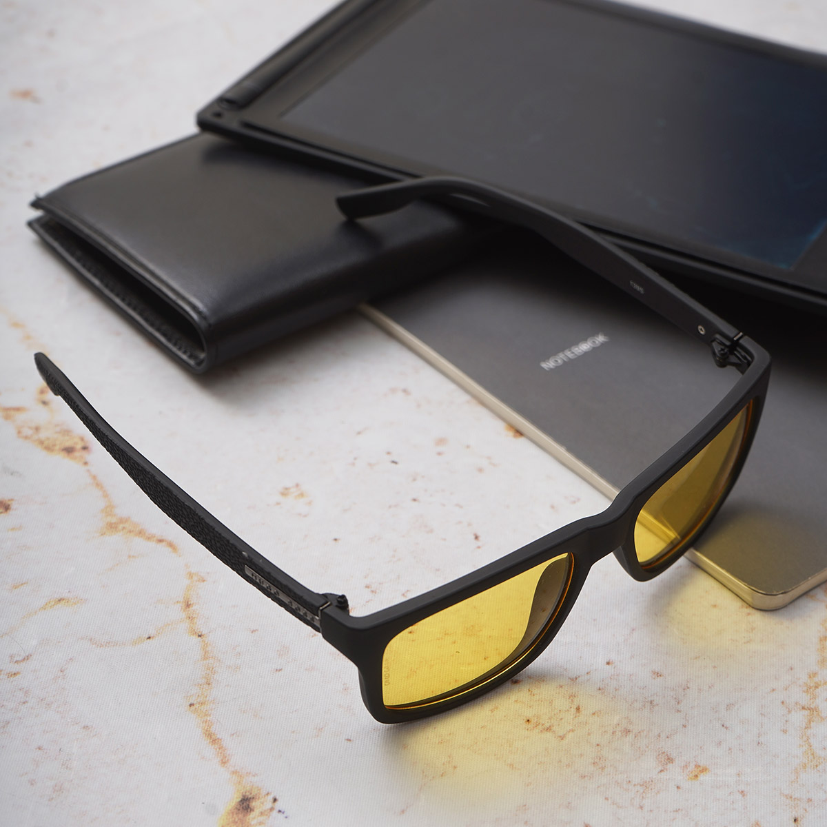 عینک مردانه مشکی صفحه زرد مدل Hugo