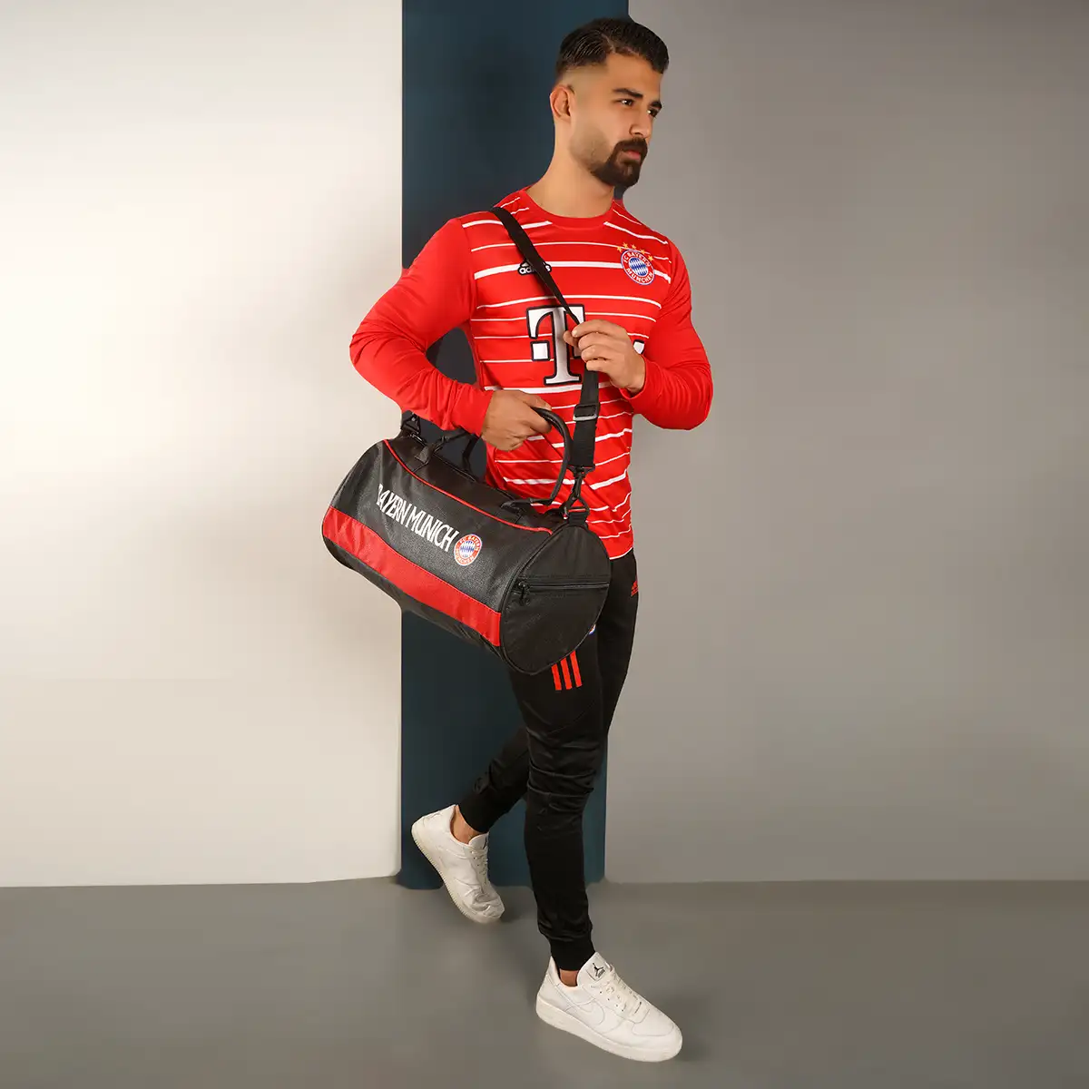 کیف ورزشی مشکی قرمز مدل Bayern München