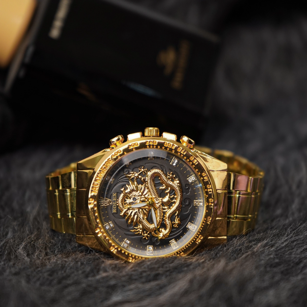 ساعت مردانه طلایی صفحه مشکی مدل DRAGON