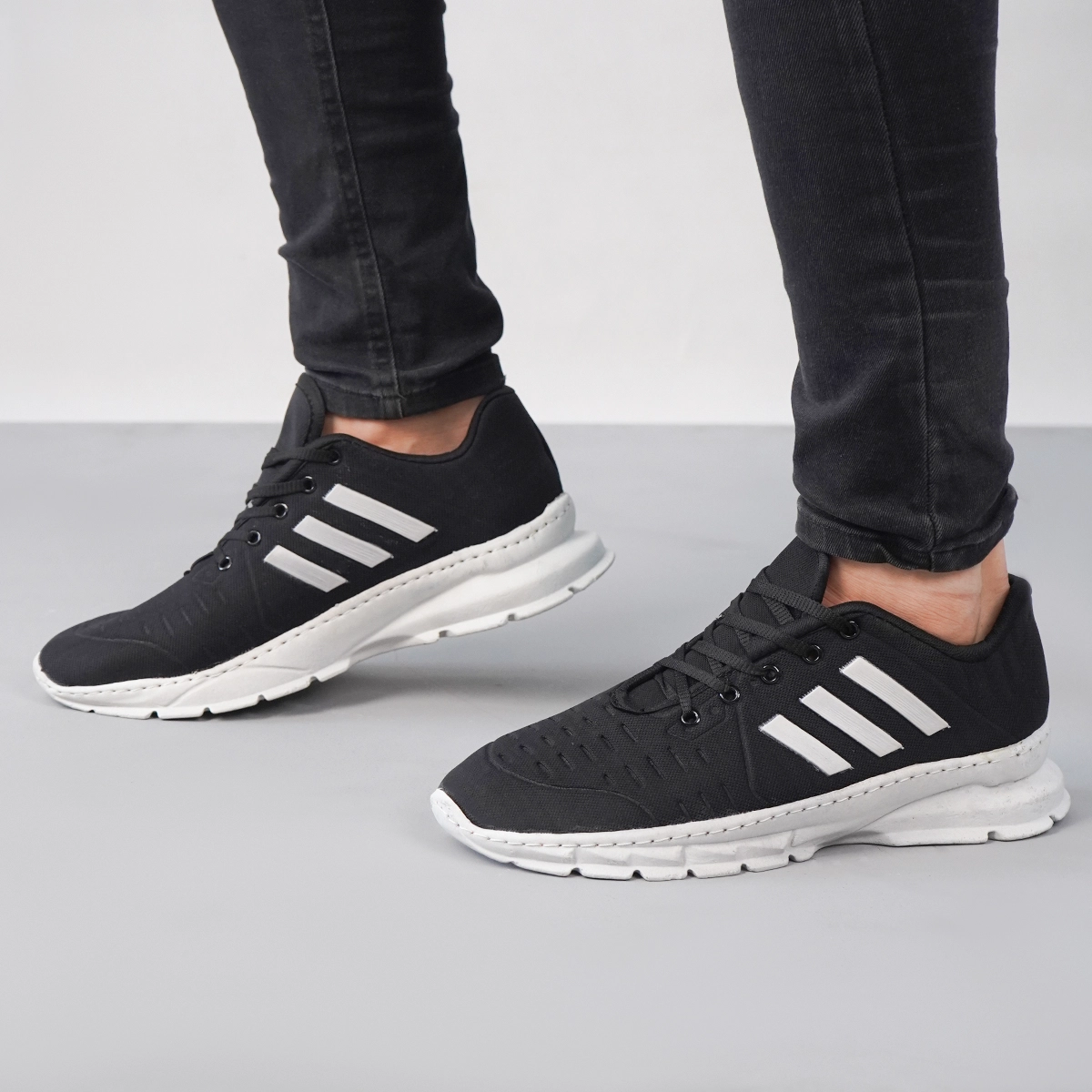 کفش ورزشی مردانه مشکی زیره سفید(T) مدل Alshen