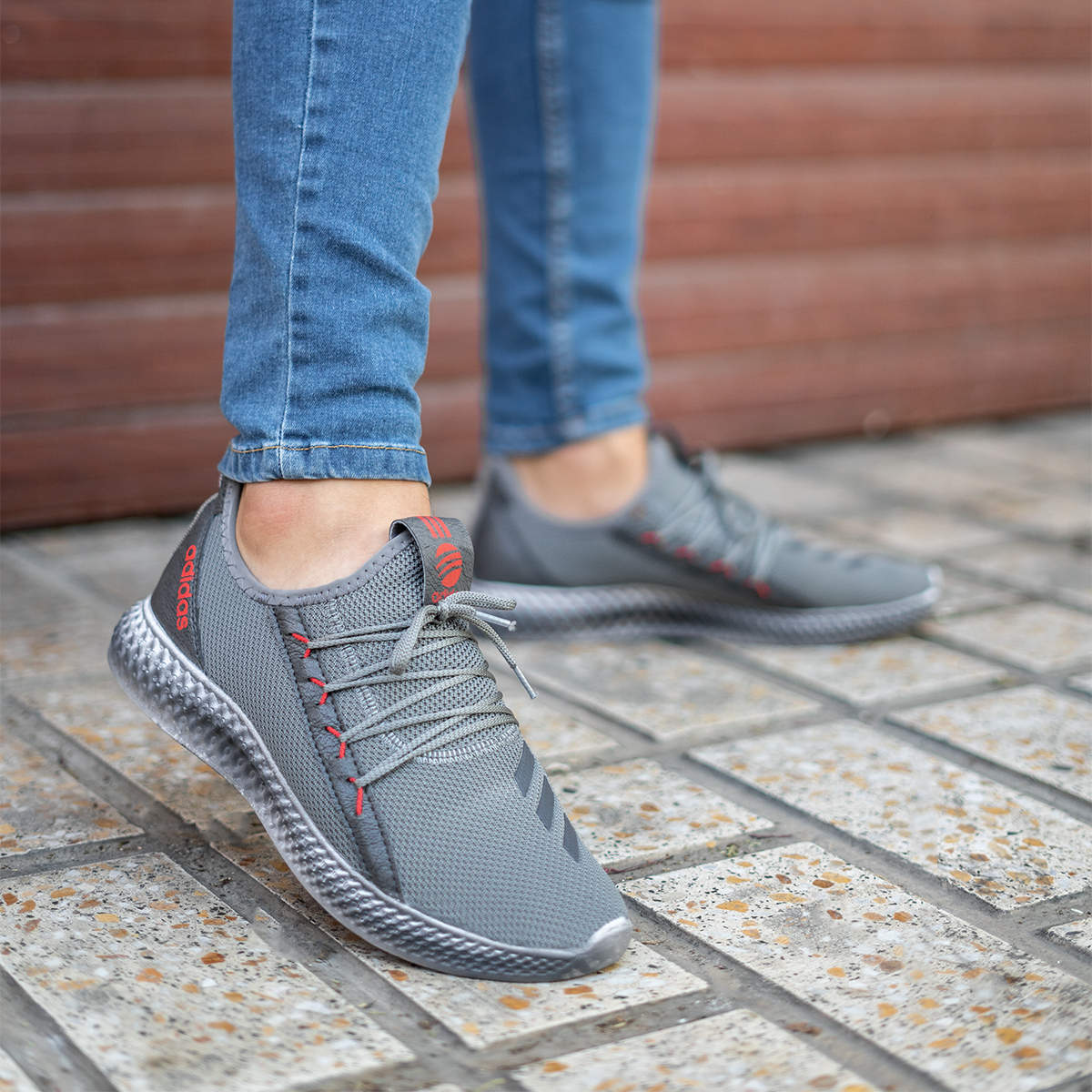 کفش ورزشی Adidas مردانه طوسی قرمز مدل Barni