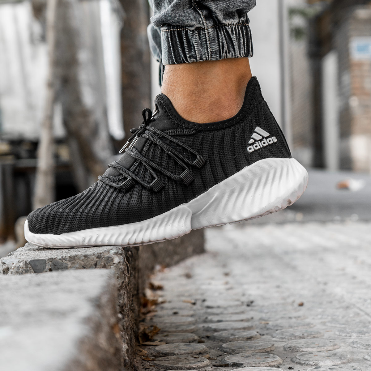 کفش ورزشی Adidas مردانه مشکی زیره سفید مدل River