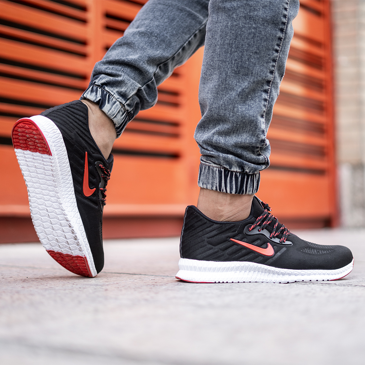 کفش ورزشی Nike مردانه مشکی قرمز مدل Roham