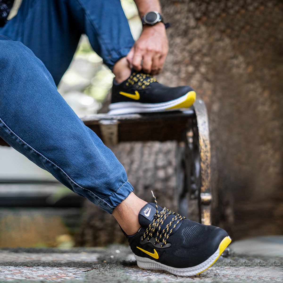 کفش ورزشی Nike مردانه مشکی زرد مدل Roham